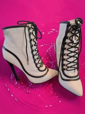 Shoe Dazzle White Lace-Up Pointed Toe Stiletto Ankle Boots with Black Trim Sz 7